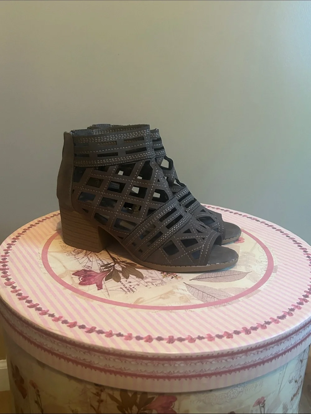 Preloved Nature Breeze Kaleidoscope Booties Size 7